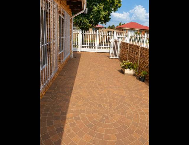 1 BEDROOM PROPERTY TO RENT IN PAUL KRUGERSOORD